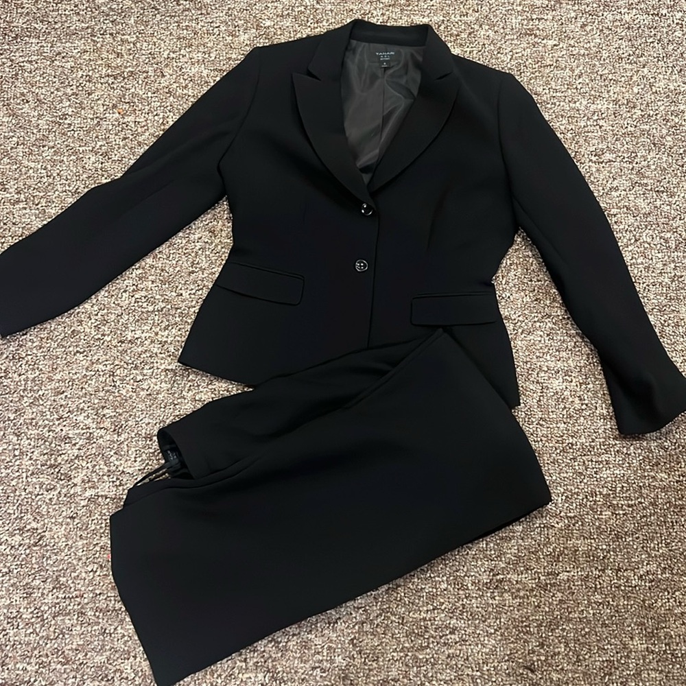 Tahari Woman’s Fitted Pants Suit-Black-Worn Once